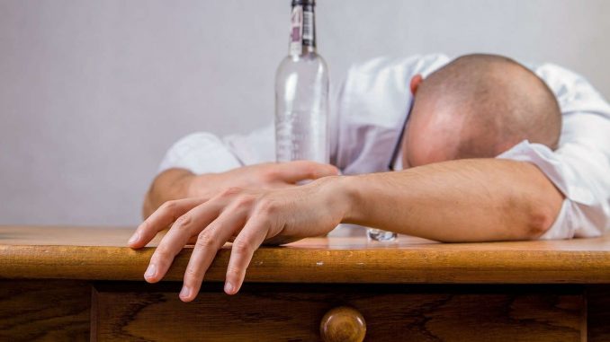 בחור נרדם לאחר שתיית בקבוק אלכוהול
